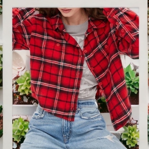 American Eagle Women’s Cropped Red Plaid Flannel Shirt Size XS Farm Outdoors - Picture 2 of 9